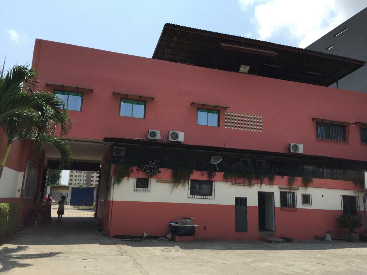 Petit Motel Beijing Abidjan Bagian luar foto