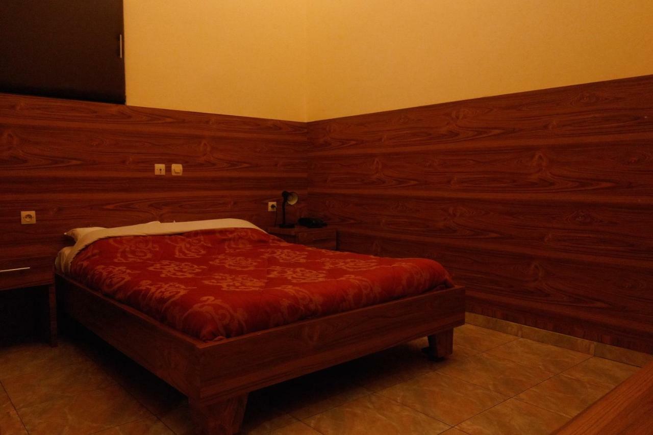 Petit Motel Beijing Abidjan Bagian luar foto